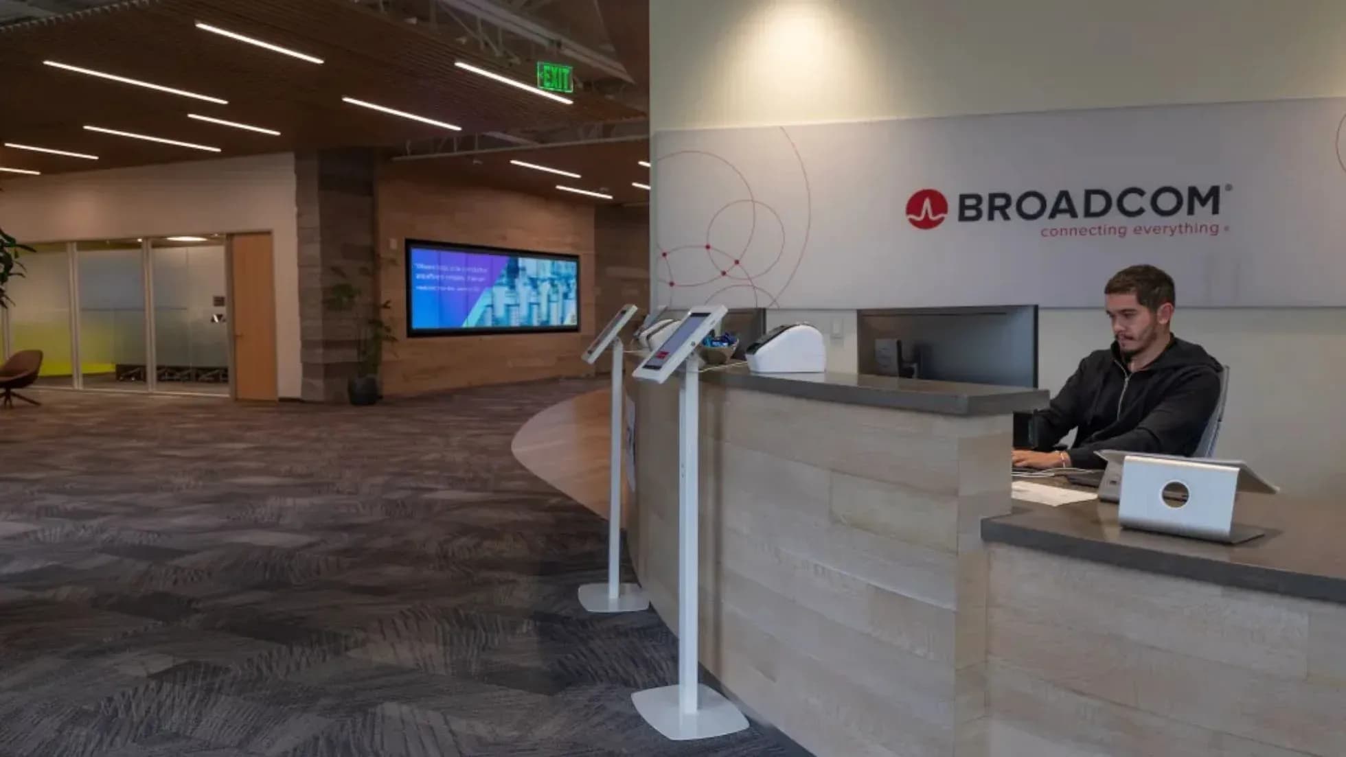 Broadcom, Apollo, Blackstone Target 20 GW AI Expansion, Sign $35 Bn Deal